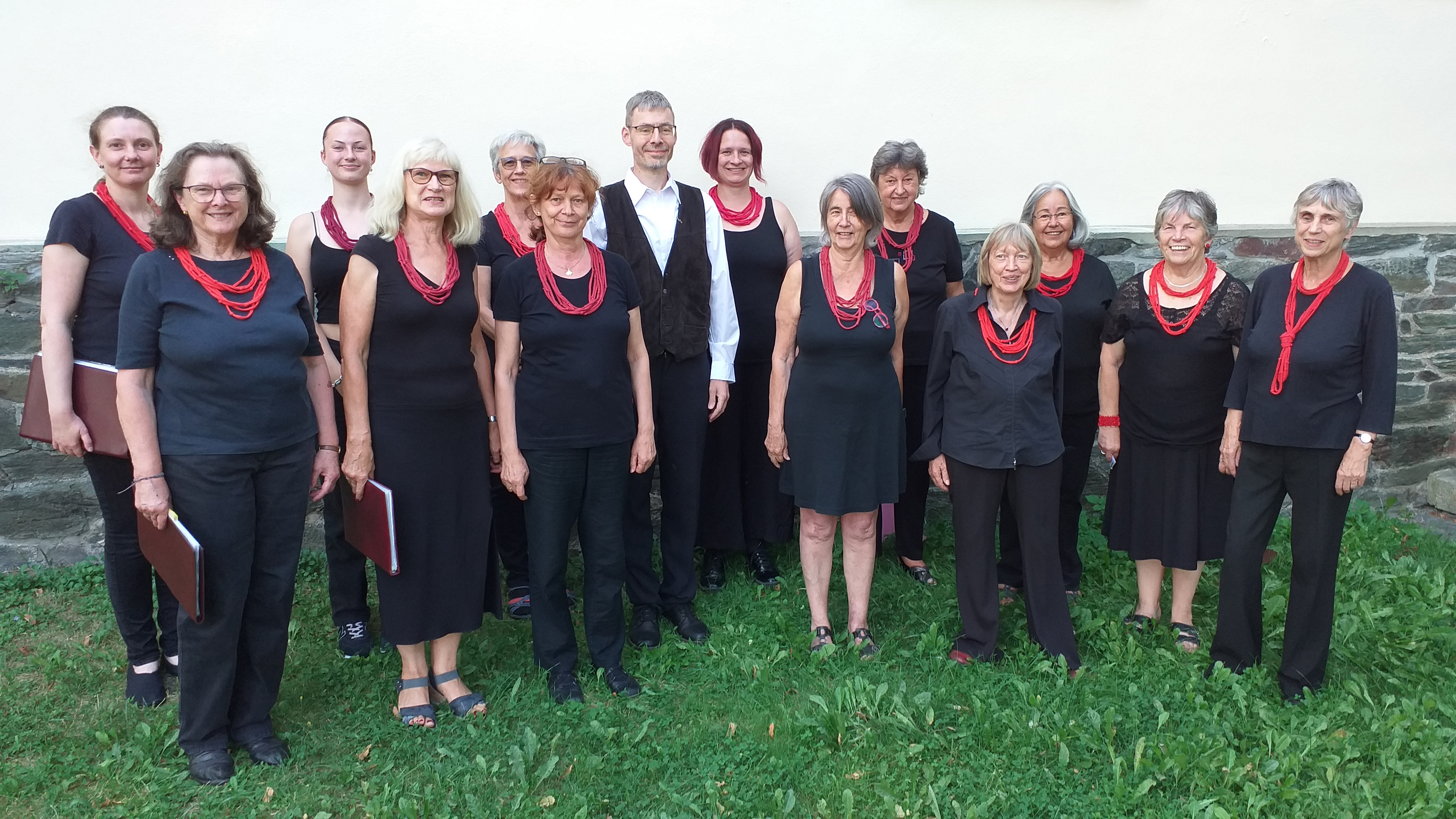 Frauen des Hutholz-Chores Chemnitz 2024 an der Berbisdorfer Kirche